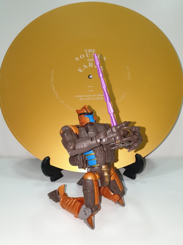 Transformers Kingdom Voyager Class Dinobot  (3 of 12)